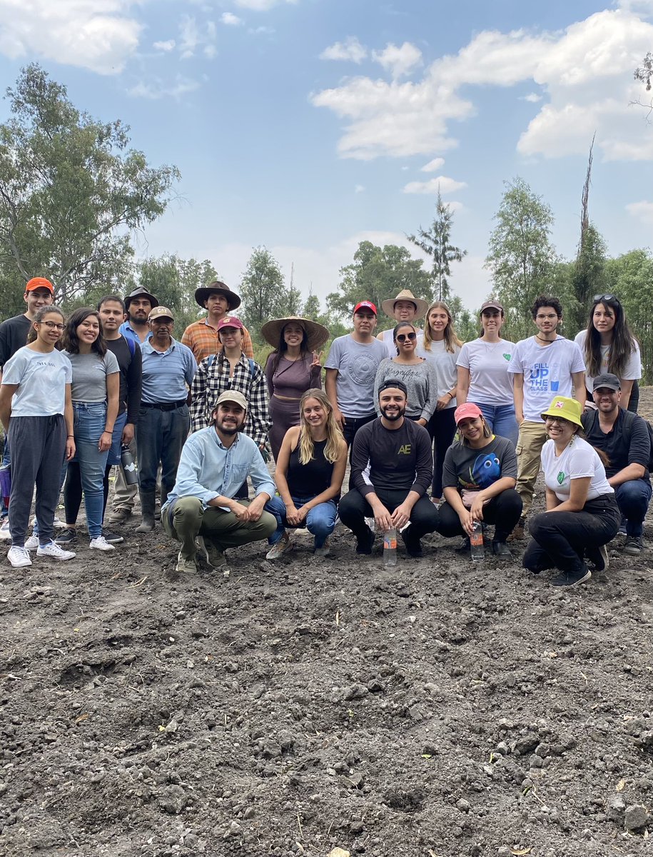 luismaleon's tweet photo. #Sembremos 🍃
Con Cambio Colectivo y el Tlacuache Chinampero nos presentaron su sagrado terreno. En donde Ajolotes, calabazas, cebolla, abejas y sociedad conviven en armonía.
“En mi jardín hace años que no siembro odio”
Palabras de Pepe https://t.co/MSS73TNPdM