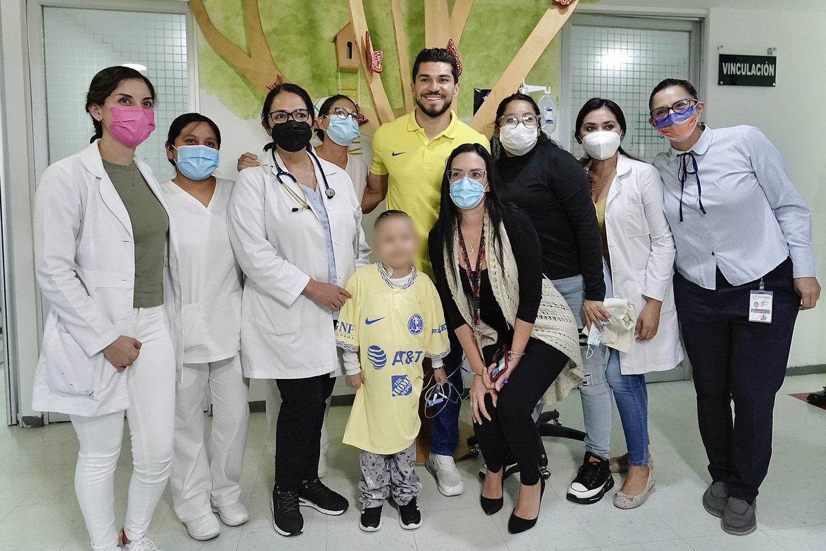 Tu_IMSS's tweet photo. Cumple niño internado en la Unidad de Cuidados Paliativos del #IMSS su  sueño de conocer al futbolista @HenryMartinM. 

⚽️ https://t.co/OeRgfcnHaV https://t.co/C1UewKJcR4
