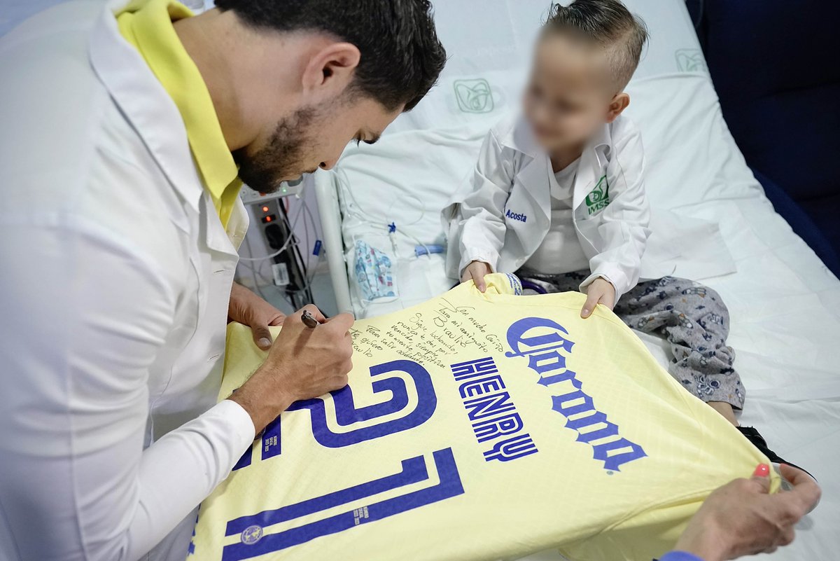 Tu_IMSS's tweet photo. Cumple niño internado en la Unidad de Cuidados Paliativos del #IMSS su  sueño de conocer al futbolista @HenryMartinM. 

⚽️ https://t.co/OeRgfcnHaV https://t.co/C1UewKJcR4