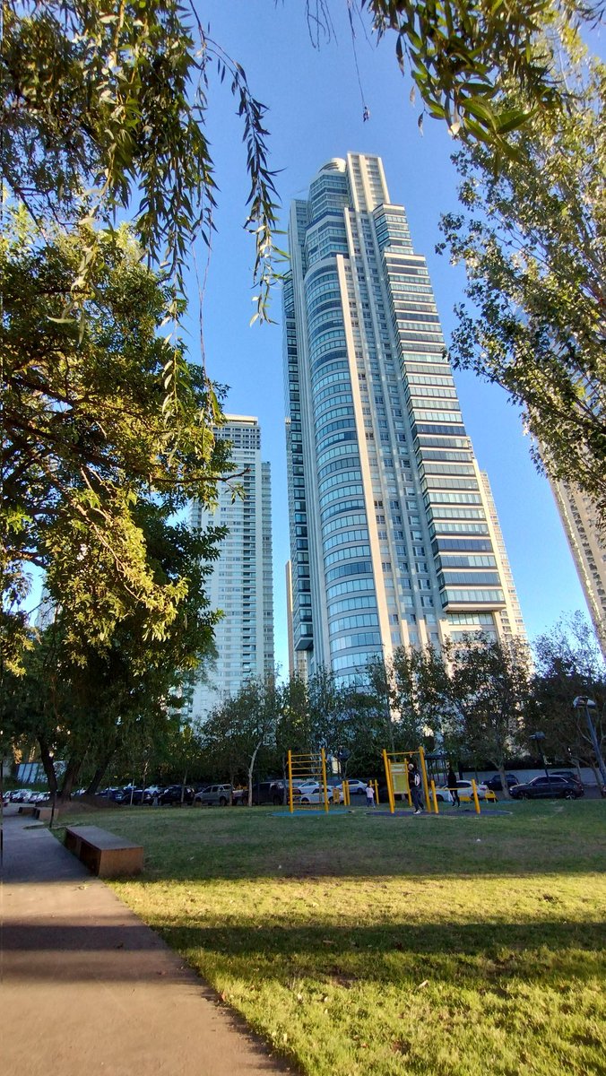 catamaw's tweet photo. Atardecer  #PuertoMadero  #CABA 🌳🏙️🇦🇷 Plaza #HectorOesterheld 
@Imagen_Arg https://t.co/3CJfYeseHt
