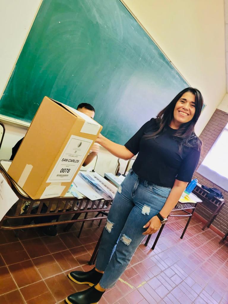 MartinLorena_ok's tweet photo. Participando del proceso electoral.
Voté y compartimos con Marcela Linzzito, del sindicato municipal; Noelia Luly Ramírez, pta del Pj de San Carlos; Omar Muratti, de la bancaria; y cr@s, la esperanza de que gobierne el peronismo en toda la provincia.

#elegi 
#rearmemosmendoza https://t.co/bv1eVuQ18t