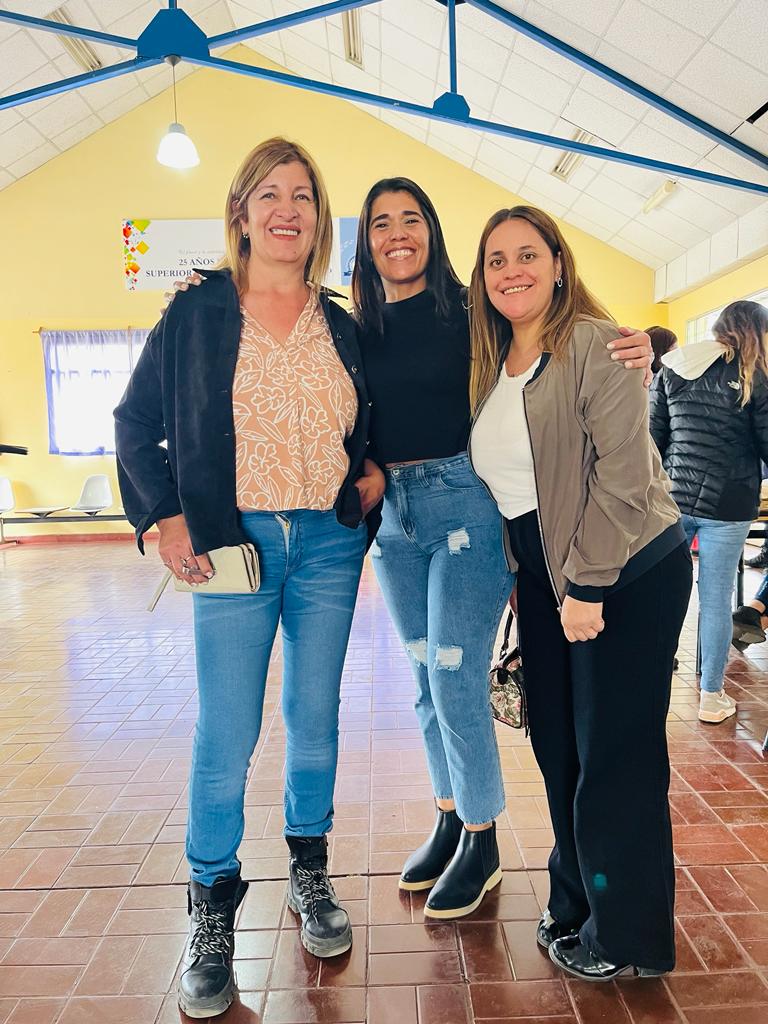 MartinLorena_ok's tweet photo. Participando del proceso electoral.
Voté y compartimos con Marcela Linzzito, del sindicato municipal; Noelia Luly Ramírez, pta del Pj de San Carlos; Omar Muratti, de la bancaria; y cr@s, la esperanza de que gobierne el peronismo en toda la provincia.

#elegi 
#rearmemosmendoza https://t.co/bv1eVuQ18t
