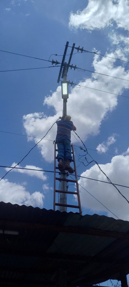 LARRYT8's tweet photo. 🌹Radio Terapia Digital🌹
#BqtoLara
#AnaSoto
Hoy voceria Consejo Comunal de Colinas Jose Felix Ribas 1, inicia instalación de lamparas, donadas por el alcalde del municipio Iribarren @LuisJonasReyes
#RTDTuRadio.
#M10D.
@NicolasMaduro 
@dcabellor https://t.co/hIakruxBkG