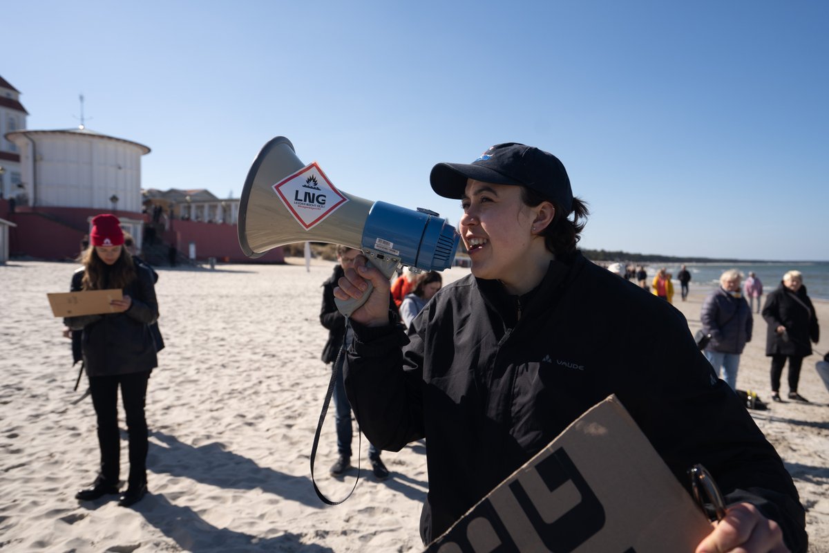 Wer 2023 neue fossile Infrastruktur bauen möchte, hat Klimaschutz nicht verstanden. 
Das geplante LNG-Terminal vor Rügen könnte bis zu 1/10  (!!) der deutschen CO2-Emissionen ausmachen und steht damit überdimensioniert exemplarisch für das klimapolitische verfehlen der Ampel da.