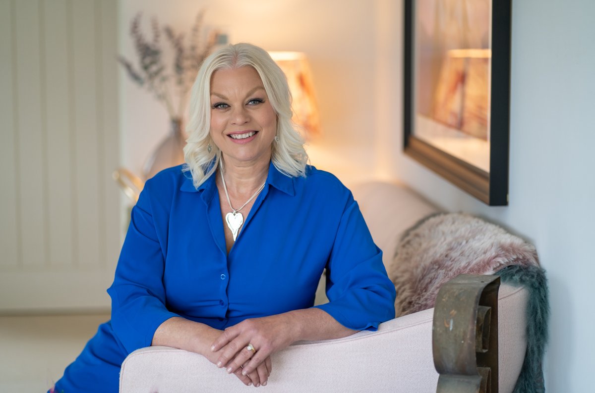 steffi_andrews's tweet photo. We all deserve to be pampered and made to feels special. How a good quality image can transform your social media presence in an instance.  Another successful makeover photoshoot. I LOVE my job!

#WALES #brandphotography #confidence https://t.co/8iRJDzMSAU