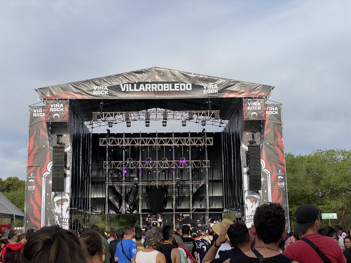 Notorious7's tweet photo. Echando la tarde en el #VinaRock2023 con Mamá Ladilla https://t.co/s4PFFGY8VA