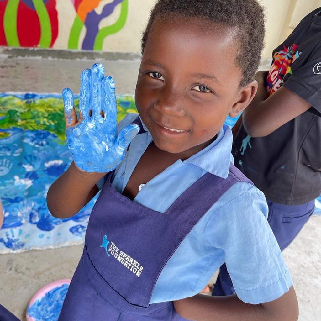 Some wonderful images from the children @SparkleMalawi using handprints for our joint Mural 🌍 The piece will now make it’s way back to RGSGD, to join our schools together! Thank you @VarleyLizzie for helping to make this happen @CognitaSchools #TheSparkleFoundation #CognitaWay