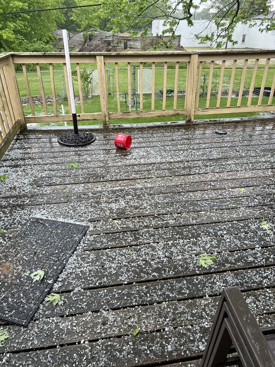 JakeDisingerwx's tweet photo. @NWSPaducah just had .25” hail move through Boonville, IN about 15 minutes ago. #inwx https://t.co/96EDmIpZTb