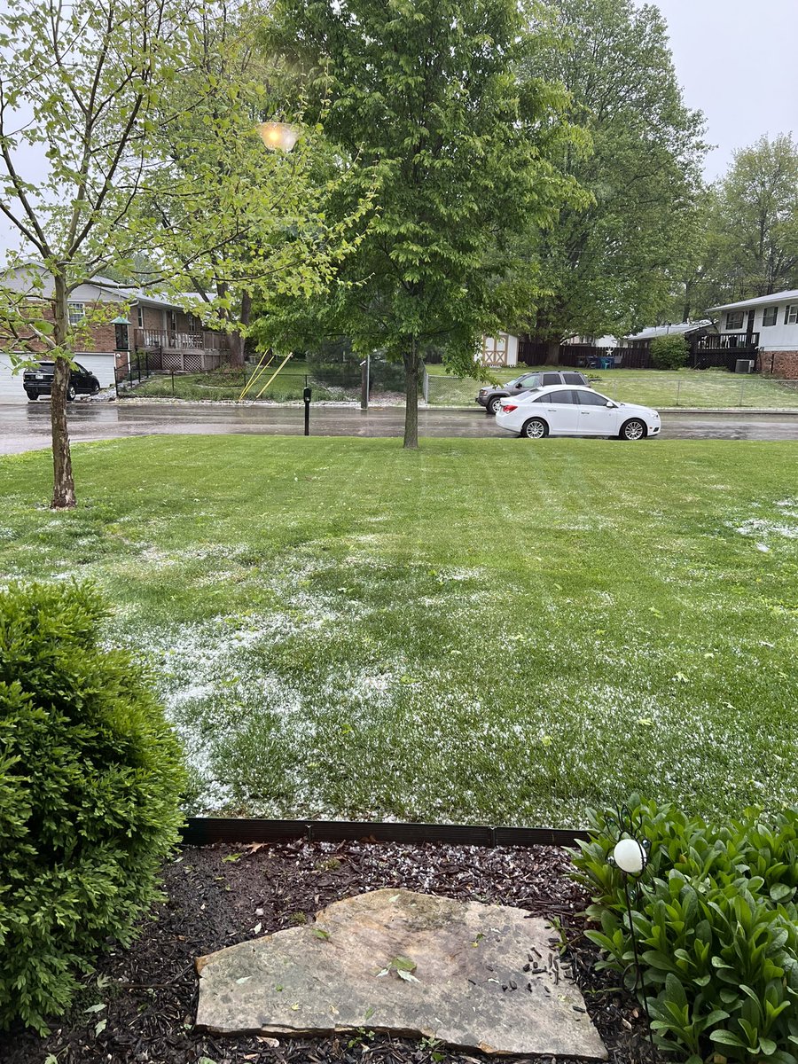 JakeDisingerwx's tweet photo. @NWSPaducah just had .25” hail move through Boonville, IN about 15 minutes ago. #inwx https://t.co/96EDmIpZTb