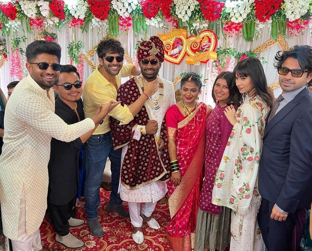 KartikaaryanS's tweet photo. The Coolest Team EVA!!❤️🤌🏻
#KartikAaryan #TeamKA https://t.co/OaKO0fKCP4