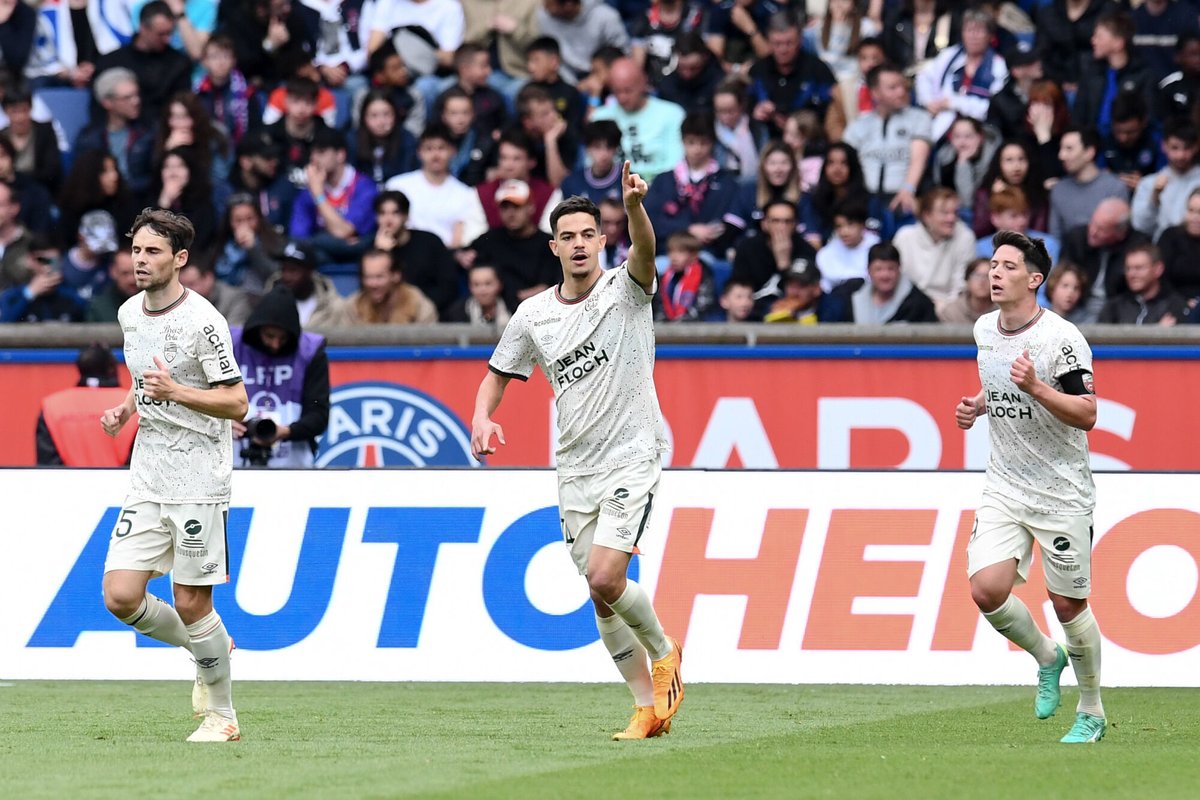 ActuFoot_'s tweet photo. Lorient est la première équipe à gagner un match de Ligue 1 au Parc des Princes avec 3 buts ou plus depuis... 2010. 🤯

(@2010MisterChip) https://t.co/ZAXFIOvUme