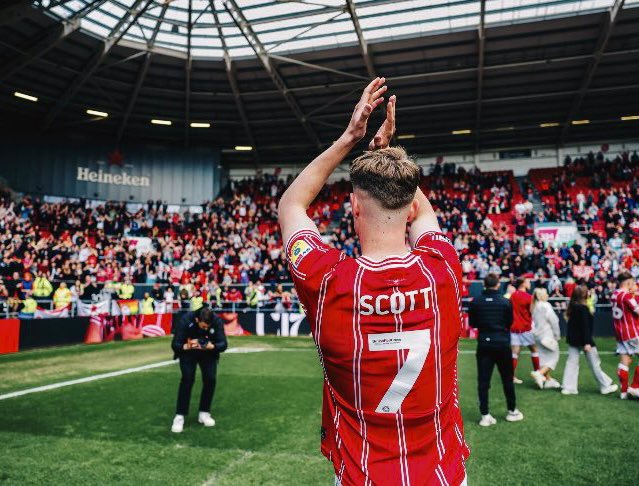 007Sutts's tweet image. Last home @BristolCity match of season ⚽️☀️🍺 likely farewell 👋 to @AlexScott_7 guard honour 🏆 @BurnleyOfficial &amp;amp; true City fashion back in game to throw it away! Only 1 shot on target!
See you next in August @ashtongatestad  #COYR #OTIB