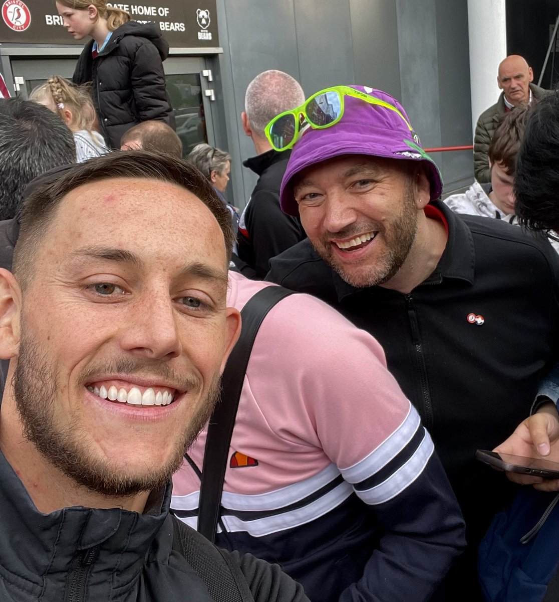 007Sutts's tweet image. Last home @BristolCity match of season ⚽️☀️🍺 likely farewell 👋 to @AlexScott_7 guard honour 🏆 @BurnleyOfficial &amp;amp; true City fashion back in game to throw it away! Only 1 shot on target!
See you next in August @ashtongatestad  #COYR #OTIB