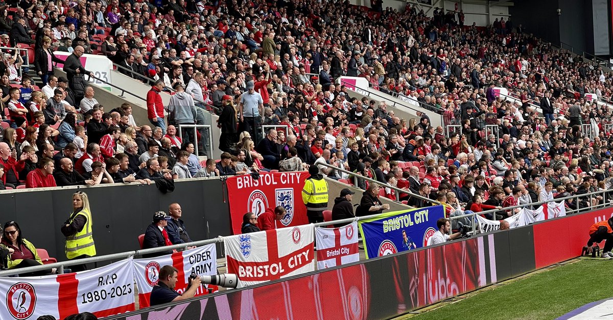 007Sutts's tweet image. Last home @BristolCity match of season ⚽️☀️🍺 likely farewell 👋 to @AlexScott_7 guard honour 🏆 @BurnleyOfficial &amp;amp; true City fashion back in game to throw it away! Only 1 shot on target!
See you next in August @ashtongatestad  #COYR #OTIB