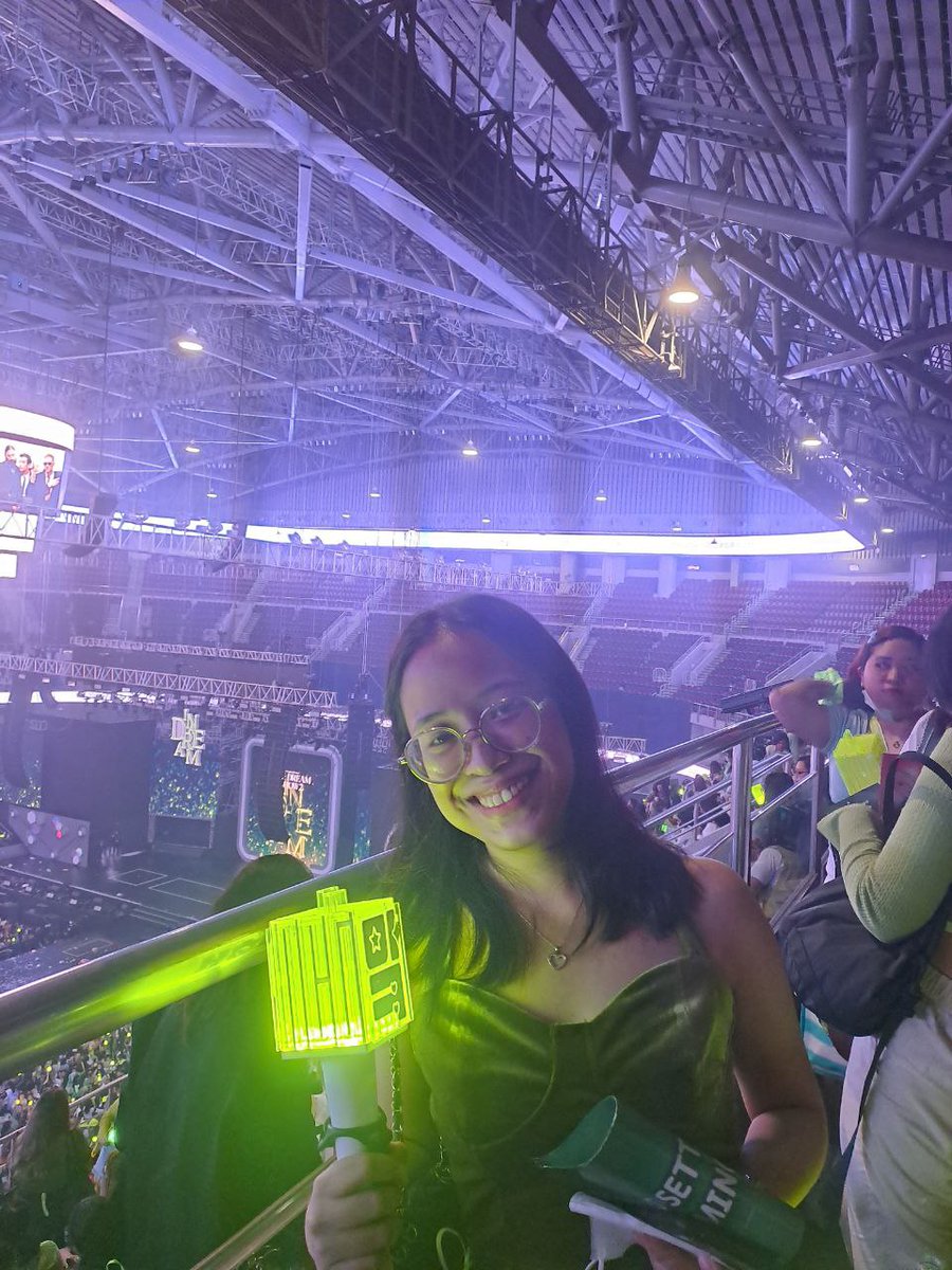 yzabelleeey's tweet photo. My first concert 🥹🥹 This feel like a dream come true for me huhu manifesting soonest VIP na talaga 💚💚

#THEDREAMSHOW2_in_MANILA https://t.co/Cx54D4ZItU