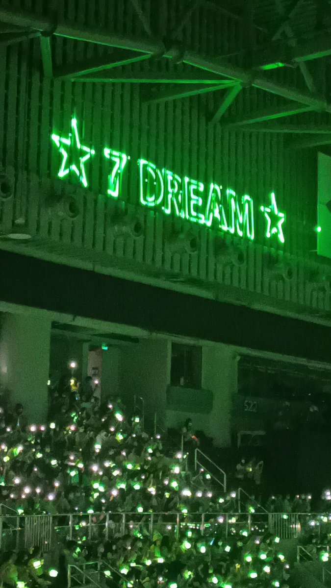 yzabelleeey's tweet photo. My first concert 🥹🥹 This feel like a dream come true for me huhu manifesting soonest VIP na talaga 💚💚

#THEDREAMSHOW2_in_MANILA https://t.co/Cx54D4ZItU