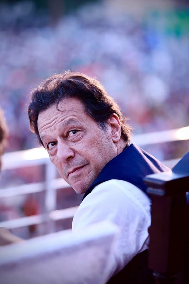KaliwalYam's tweet photo. رجیم چینج یا بہتی گنگا، ایک بار ضرور پڑھیں

رجیم چینج آپریشن کو ایک سال مکمل ہوچکا ہے. پچھلے اس ایک سال میں پاکستان تحریک انصاف کے حامیوں نے سوشل میڈیا پر جس طرح عمران خان کا دفاع کیا ہے وہ حقیقت تو اپنی جگہ موجود ہے لیکن اسکے ساتھ ساتھ خان کے متوالوں نے ہزاروں کی تعداد میں خان کے مخالفین کو سلیبرٹی بھی بنایا ہے

وہ لوگ جن کو اپنے سپورٹرز تک نا فالو کرتے ہیں نا انکے ٹوئیٹس پر جاتے ہیں انکو انصافی دوستوں نے مفت کی پبلسٹی دیکر شہرت کی بلندیوں پر پہنچایا ہے
چھوٹے سے چھوٹا اکاونٹ رکھنے والے خان کے ناقد کے اکاؤنٹ پر بھی انصافینز پہنچ کر انکو جواب دینا اپنی ڈیوٹی سمجھتے ہیں جس سے وہ پوسٹ/ٹوئیٹ مذید وائرل ہوجاتا ہے
دوسری جانب اگر خان کے انہی مخالفین کے فالورز کو چیک کیا جائے تو ان میں آدھے سے زیادہ تحریک انصاف والے ہوتے ہیں
جبکہ تحریک انصاف کے کسی رہنما کے فالورز میں اپ کو کوئی اپوزیشن سے نہیں ملے گا
وہ کبھی عمران خان کو فالو نہیں کرے گے 
لیکن انصافی مریم نواز کو ملینز کی تعداد میں فالو کر رہے ہوتے ہیں
اب آپ انکے مخالف ہو یا نا ہو، اپ انکو گالیاں دیں یا تعریف کریں یہ اہم نہیں
آپ انکے فالورز بڑھا رہے ہو
اپ انکے ٹوئیٹس وائرل کر رہے ہیں
انکو گالیاں دینا یا جواب دینا انکے نزدیک اہمیت ہی نہیں رکھتا جو بھلائی انکے ساتھ انصافینز کر رہے وہی انکے کام آرہا ہے
غرض یہ کہ عمران خان نامی برنڈ کو بہتی گنگا سمجھ کر ہر کسی نے کیش کرنے کی کوشش کی
کچھ صحافی حضرات ، یوٹیوبرز سے لیکر ٹک ٹاکرز تک نے صرف اس لیے عمران کو سپورٹ کرنا شروع کیا تاکہ انکو ویورز ملے، سبسکرئبرز ملے اور انکی دکان چلے
کچھ لوگ فالورز اور سبسکرئبرز بٹور کر سائیڈ پر ہوگئے اور کچھ نیوٹرل ہوگئے
خیر جس کی بساط میں جتنا تھا اتنا فایدہ اٹھا لیا
ان میں سے بہت کم ایسے ہیں جو سچے دل سے خان کی سپورٹ میں پیش پیش ہیں جبکہ اکثریت موقع پرست ٹولہ ہے
کچھ لوگ ایسے بھی دیکھنے کو ملے جنہوں نے خان کے نام پر نام بنایا اور چیرٹی کے نام پر چندے اکھٹے کیے وہ چندہ کہاں گیا خدا جانے
چونکہ انصافی جذباتی اور نرم دل ہیں اس لیے وہ یہاں بھی ٹریپ ہوگئے
اس سب صوتحال میں مفاد پرست یا موقع پرست لوگوں کی شاید اتنی غلطی نہیں جتنی تحریک انصاف کے حامیوں کی ہے
کیونکہ یہ جلد بھروسہ کر لیتے ہیں ، ان کے دل صاف ہیں جسکا فایدہ اٹھایا جاتا ہے
ایک سال گزرنے کے بعد جس نشب و فراز سے عمران خان اور انکی جماعت گزری ہے ایسے میں اب انصافینز اور پارٹی لیڈر شپ کو اچھے برے ، سہی اور غلط ، اپنے پرائے کی تمیز سیکھ لینی چاہیے
اپنی توانائی کو صرف پارٹی اور لیڈر کے لیے صرف کرنی چاہئے نا کہ لوگوں کو پبلسٹی دینے اور سلیبرٹی بنانے کے لیے.
بہترین عمل یہ ہے کہ پی ڈی ایم ہو/ لفافے یا پھر انکے حامی اول تو انکو بلاک کیا جائے نہیں تو کم از کم اگنور کرکے وہی انرجی عمران خان کی دفاع میں خرچ کی جائے.
انصافی پڑھا لکھا ہونے کے باوجود جذباتی ہے جس پر قابو پانے کی اشد ضرورت ہے تاکہ ہر انصافی دوست کا وقت اور توانائی صرف خان کے لیے ہو.
حاصلِ گفتگو یہ کہ مخالفیں کو فایدہ نا چاہتے ہوئے پہنچایا جبکہ موقع پرستوں کے ہاتھوں بھی یہ انجانے میں استمعال ہوگئے.