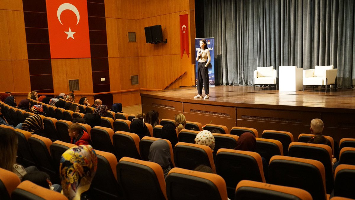buyuksehirkm's tweet photo. Eğitimci – Yazar Saniye Bencik Kangal: “Çocukların örnek alacağı, davranışları taklit edeceği ilk kişiler anne ve babalarıdır. Bu noktada da ebeveynlerin öncelikle kendi davranışlarına dikkat etmesi gerekiyor.”

🔗 https://t.co/pBUZufZnKf https://t.co/rp9PcxLNzM