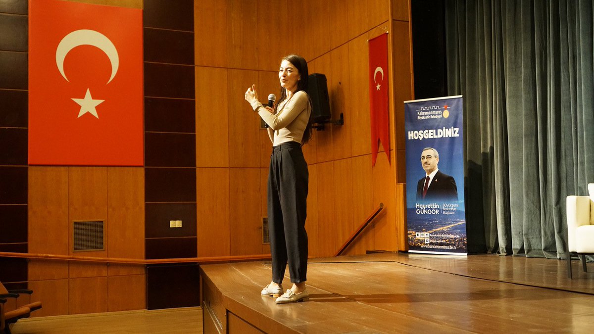 buyuksehirkm's tweet photo. Eğitimci – Yazar Saniye Bencik Kangal: “Çocukların örnek alacağı, davranışları taklit edeceği ilk kişiler anne ve babalarıdır. Bu noktada da ebeveynlerin öncelikle kendi davranışlarına dikkat etmesi gerekiyor.”

🔗 https://t.co/pBUZufZnKf https://t.co/rp9PcxLNzM