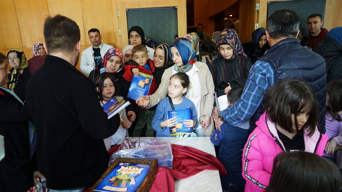 buyuksehirkm's tweet photo. Eğitimci – Yazar Saniye Bencik Kangal: “Çocukların örnek alacağı, davranışları taklit edeceği ilk kişiler anne ve babalarıdır. Bu noktada da ebeveynlerin öncelikle kendi davranışlarına dikkat etmesi gerekiyor.”

🔗 https://t.co/pBUZufZnKf https://t.co/rp9PcxLNzM