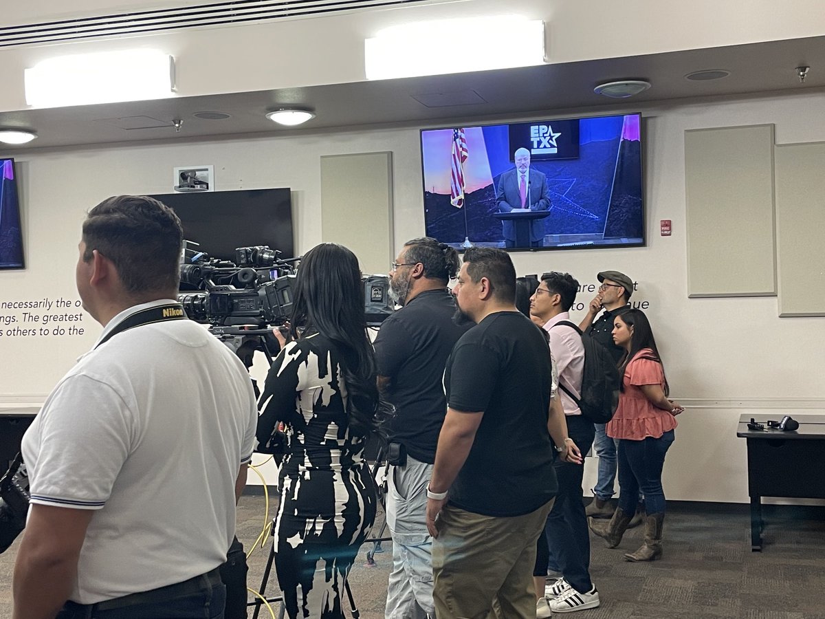 art5464's tweet photo. Mayor , announcing at 12:01 am May 1st he is declaring a state of emergency to prepare for the end of Title 42.  This will ensure our community will be prepared and start to draw federal funds so local tax payer dollars will not be used. https://t.co/JPbKwk0Bkw