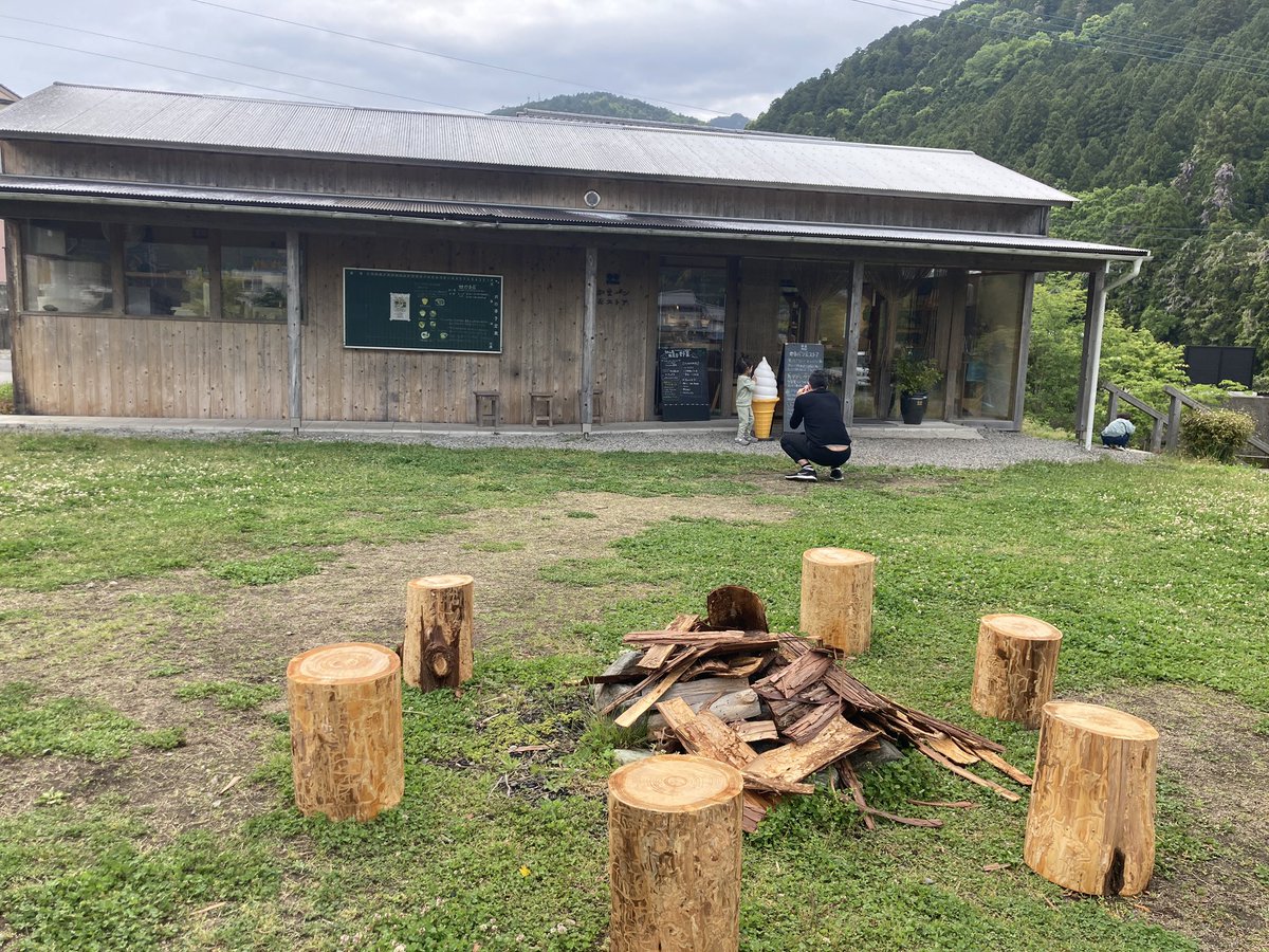神山町にて。
のらりくらりと続けることが正しいのではなくて、次の新しいことへのワクワクが嬉しい。そう思えたらどれだけ幸せか。

門出に小さなバンザイを。いつか共に大きなバンザイを。何年も何十年もかかってもいい。そう思えることが幸せだなって。