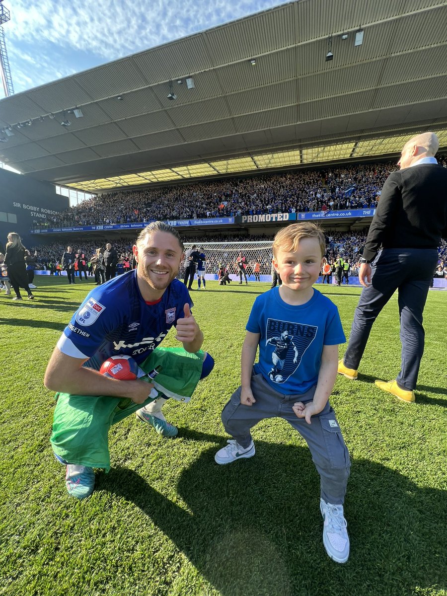 petercox22's tweet photo. @david_burns62 @Burns2Melanie Thank you Mr and Mrs Burns's boy. What a day waited a long time to see this again. What chip from Sir Wes https://t.co/IWaaBqrgsw