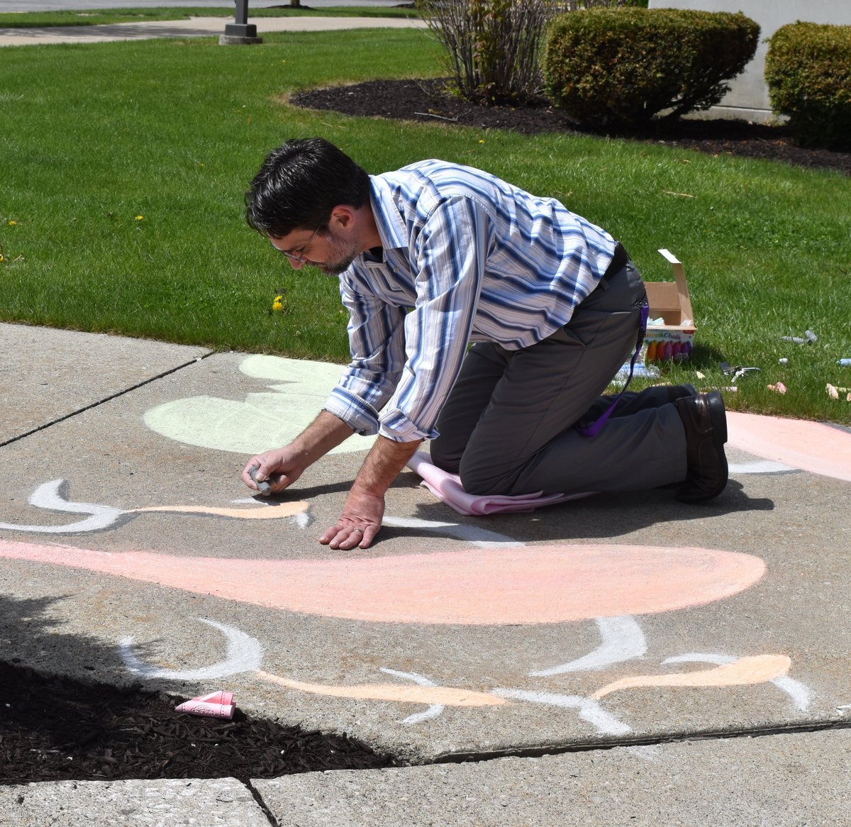 defiancecollege's tweet photo. The campus loved Dude, Be Nice Week. There was a Feeding Success food/toiletries drive, #DCRocks scavenger hunt, writing notes of kindness, and chalk the walk with bubbles! Thank you, Dude, Be Nice, DC Pride, the Social Work Organization, and Soc120 for hosting this great event! https://t.co/7RYSXIkfOa