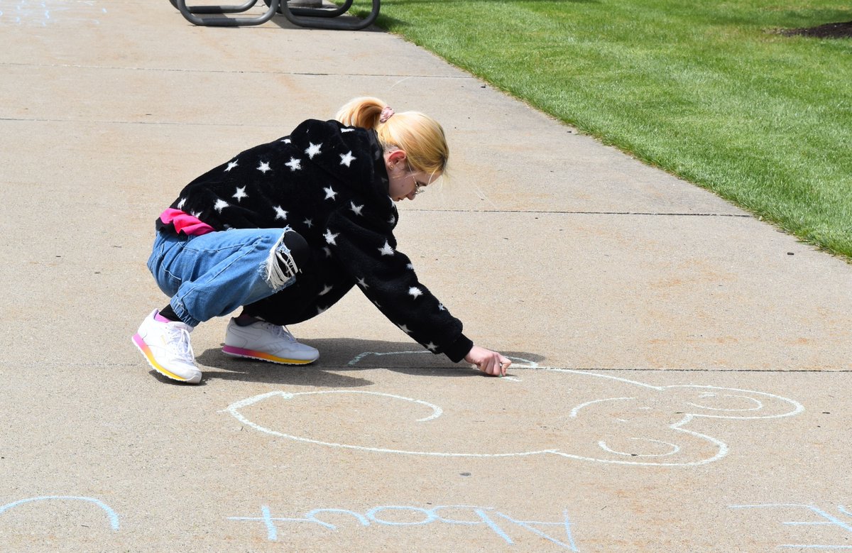 defiancecollege's tweet photo. The campus loved Dude, Be Nice Week. There was a Feeding Success food/toiletries drive, #DCRocks scavenger hunt, writing notes of kindness, and chalk the walk with bubbles! Thank you, Dude, Be Nice, DC Pride, the Social Work Organization, and Soc120 for hosting this great event! https://t.co/7RYSXIkfOa