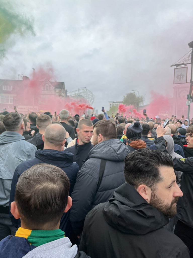 robertsJ0210's tweet photo. #GlazersOut #RatcliffeOut https://t.co/OKrQpvMnHf