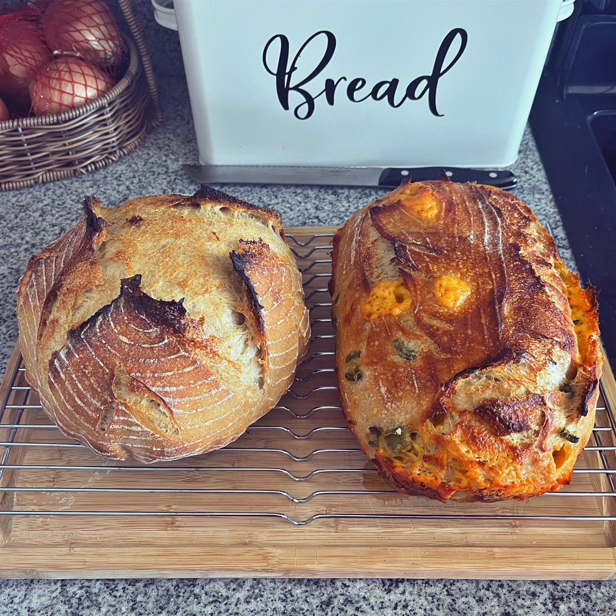 Katheri71131304's tweet photo. Sunday bakes. #katebakesandbakes #homemadesourdough
#sourdough
#sourdoughbread
#artisianbread
#mooonbread https://t.co/5UGMhc02eW
