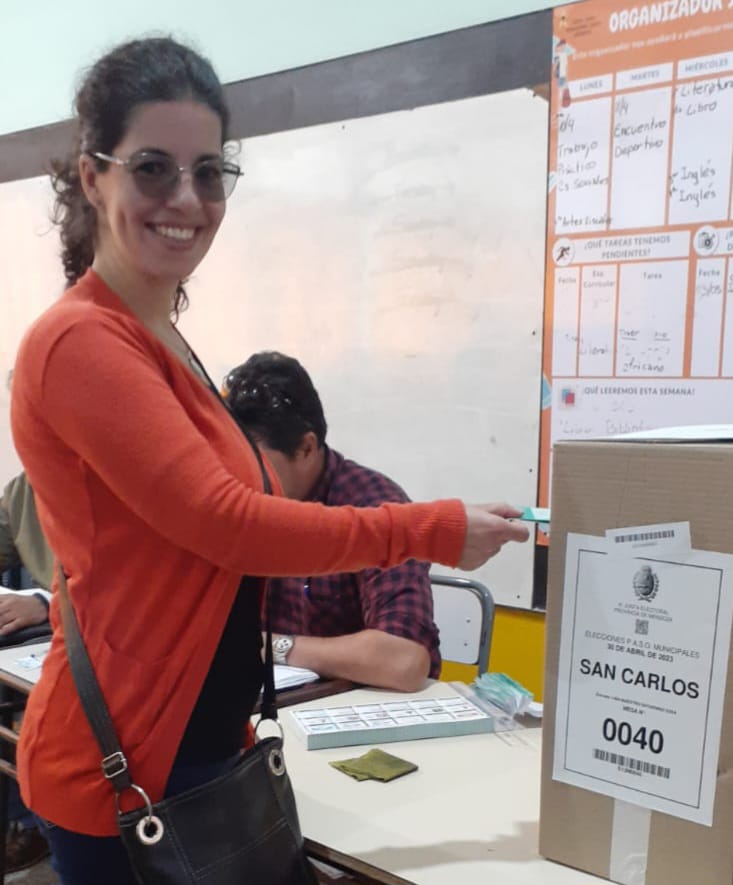 radiomitremza's tweet photo. #EleccionesEnMitre Voto de Leonor Bianchetti, precandidata a intendente de San Carlos por el Partido Verde. https://t.co/rkL01hGhmt