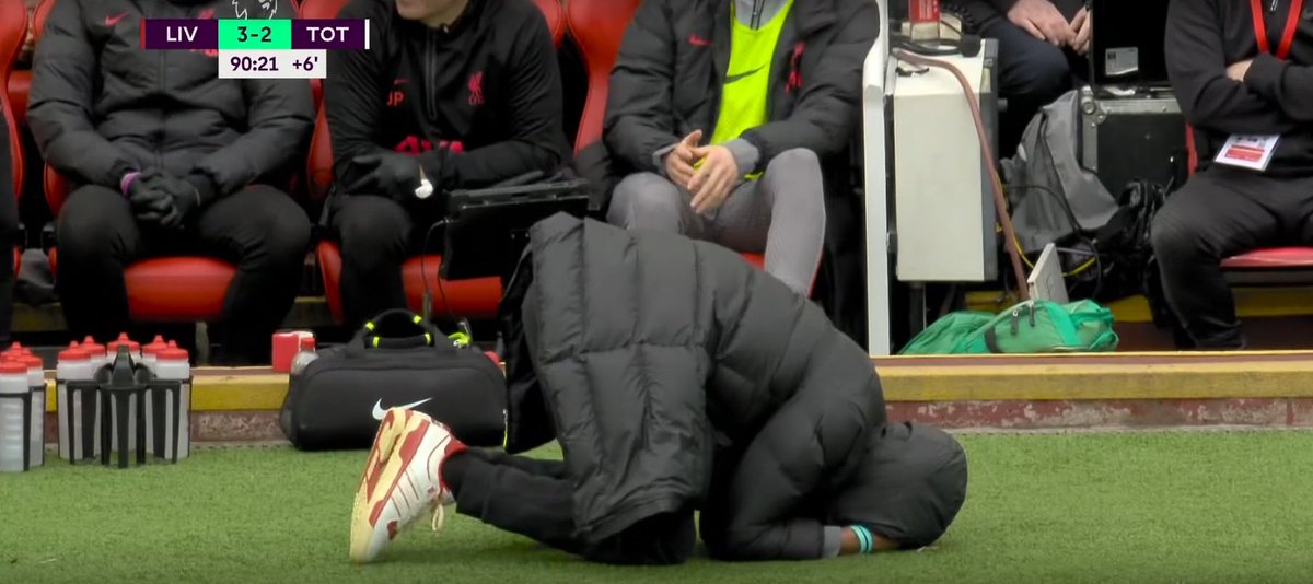 FootballTalkHQ's tweet photo. Jurgen Klopp's reaction to the foul not given on Salah. 😂 #LIVTOT https://t.co/yPdDxYYtIj