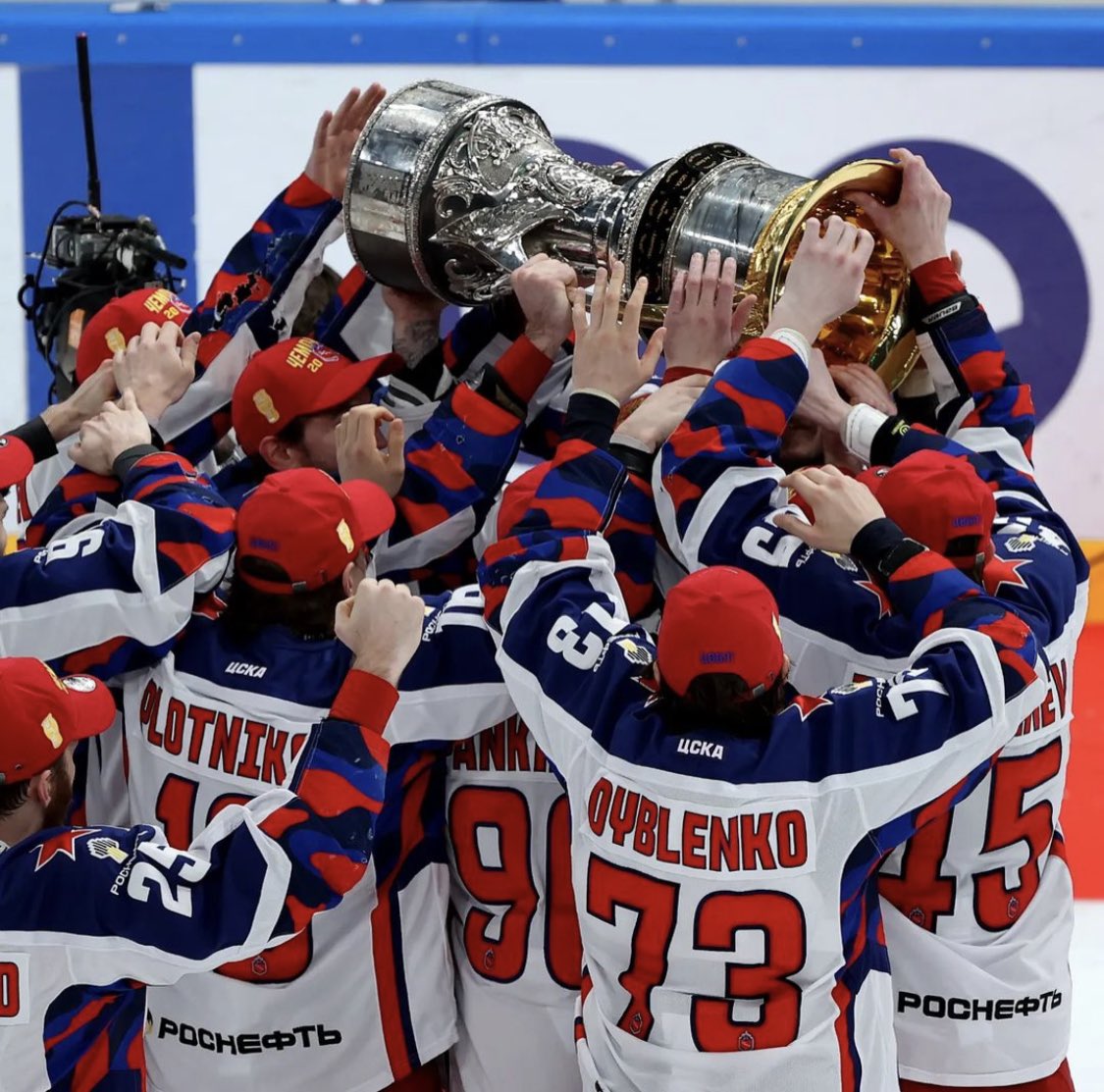 olya_kc's tweet photo. 🏆
Вчера меня переполняли эмоции и я не смогла написать пост.

Год назад, лежа на сохранении в роддоме, я просила команду взять реванш у Магнитки за 2016 год. Сколько же слез отчаяния и разочарования я пролила в стенах родного ЛДС в тот день. 

Продолжение в комментариях
⬇️⬇️⬇️ https://t.co/ZxTYO3q9rV