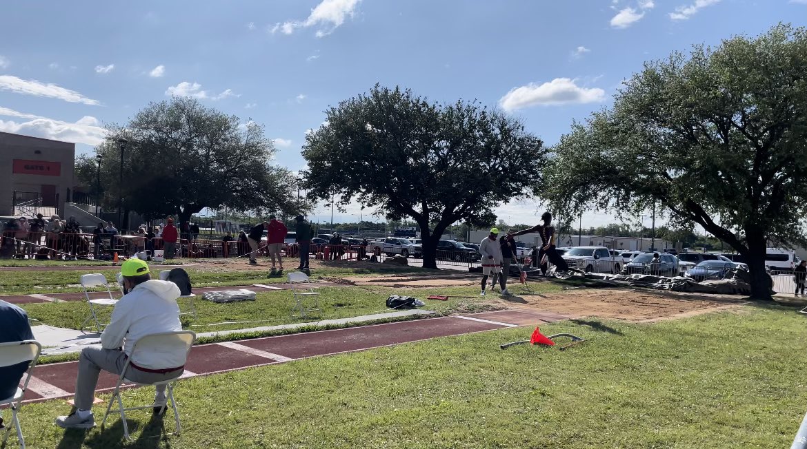 CamrynJump's tweet photo. Beyond blessed for the opportunity to compete against some amazing competition at the Region 2 6A meet in Waco… wasn’t the result I wanted but I’m still grateful. Thank you to everyone who’s helped me along this journey. Camryn Clark, Cypress Ranch senior, signing out! ❤️ #AGTG https://t.co/rYKJUKLv6n