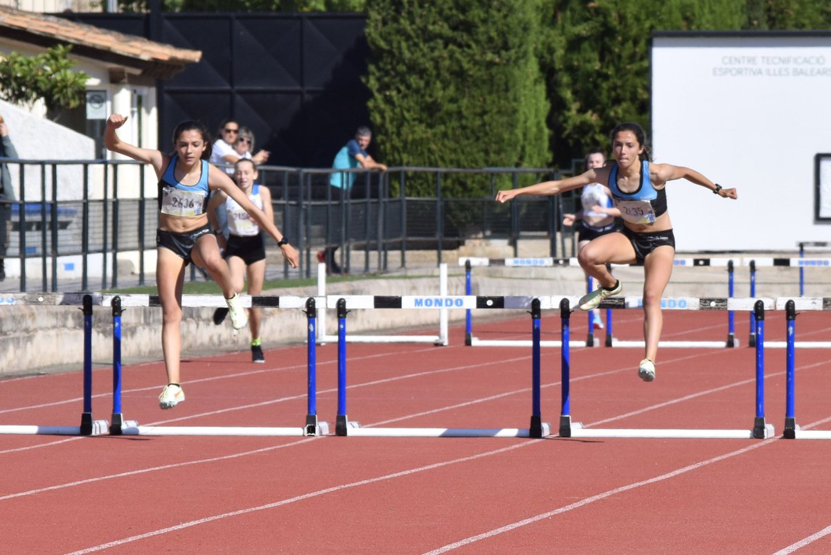 fatletismeib's tweet photo. Gran cursa de 300m/t aquest diumenge al CTEIB! Inés (44.15) i Paula Lorenzo (44.31), mínimes nacionals que freguen el top-ten nacional històric! 
@atletismoRFEA @esportsIB @turismeiesports @BCapdepera @claudiatroppa #atletesfaib #pistafaib #InfoFAIB https://t.co/yEEnWZLQCS