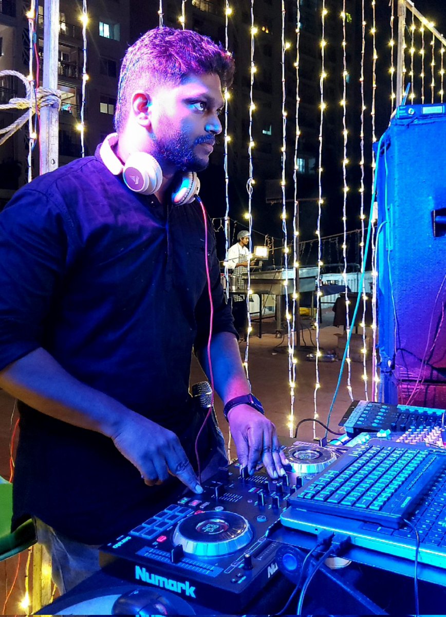 SanthoshSubhash's tweet photo. #vjsubash 

#celebration #bollywood #kollywoodcinema #tamildj 
#musicband #tamilmusic #instrumental #coversong #orchestra #fusion #liveinconcert #unplugged https://t.co/dmFfzE6lqN