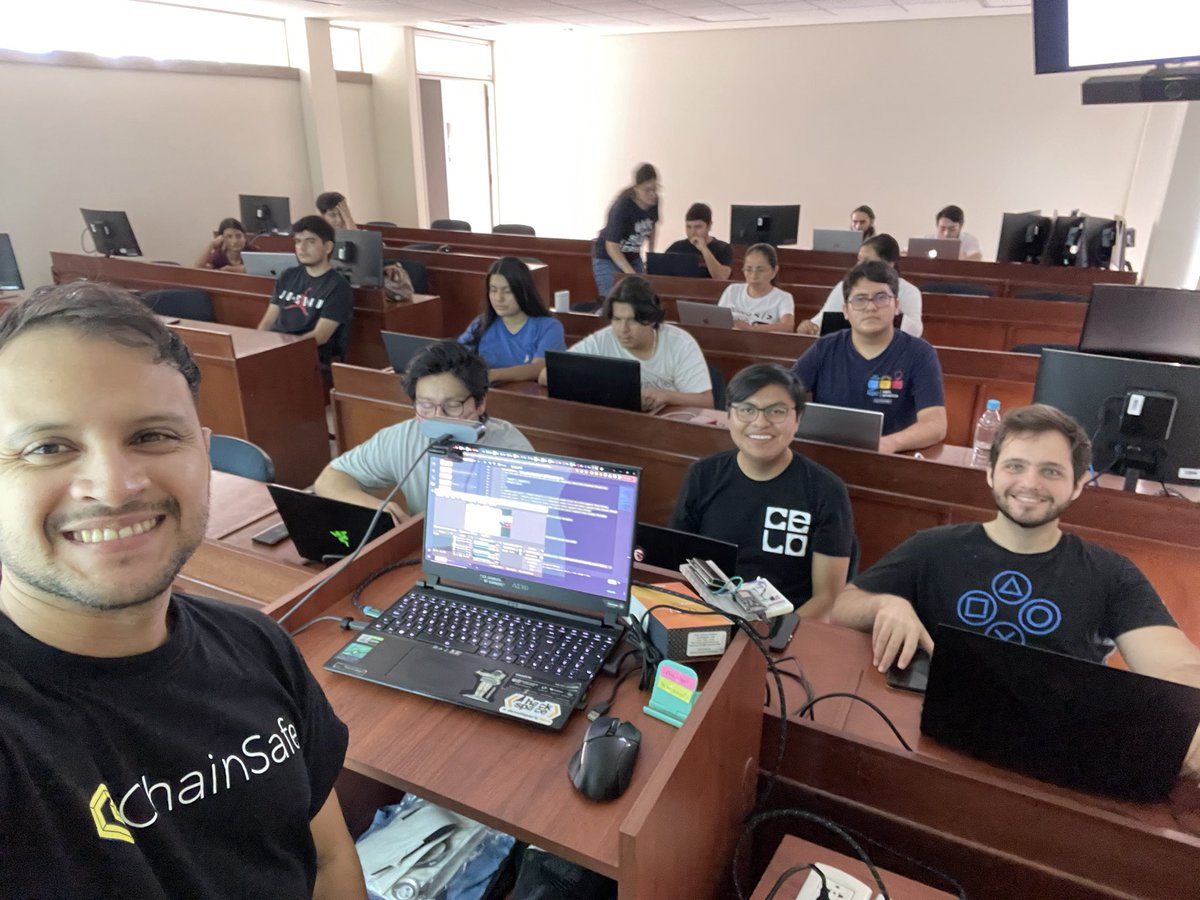 simonxpe's tweet image. Y así Santa Cruz 🇧🇴 respondió al llamado del #ETHWorkshopSeries
Con una comunidad maravillosa, quiero destacar que el 100% de los participantes pudieron completar las implementaciones de #Chainlink y #ChainSafe y el apoyo total recibido de @EthereumBo  muchas gracias 🙌🏻