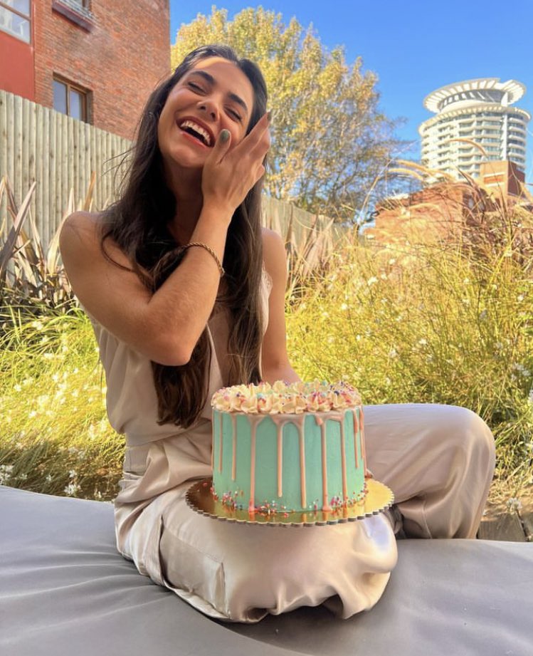 sunshinels_sm's tweet photo. 30 de abril e essa mulher, dona de um sorriso encantador, beleza devastadora e essência cheia de luz completa + uma primavera aqui na Terra. parabéns por ser essa pessoa tão linda, incrível e extremamente especial. imensa admiração por ti! te amo infinitamente @ajademagalhaes 🤍 https://t.co/mOdS7cpZSu
