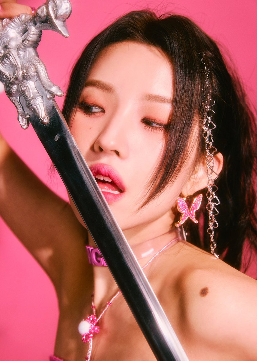 idlecharts's tweet photo. #SOYEON's Queen ver. concept photos have now surpassed 800,000 likes on Instagram. It is (G)I-DLE's most liked teaser ever.

#GIDLE #여자아이들 @G_I_DLE https://t.co/fIi0UrB8DG