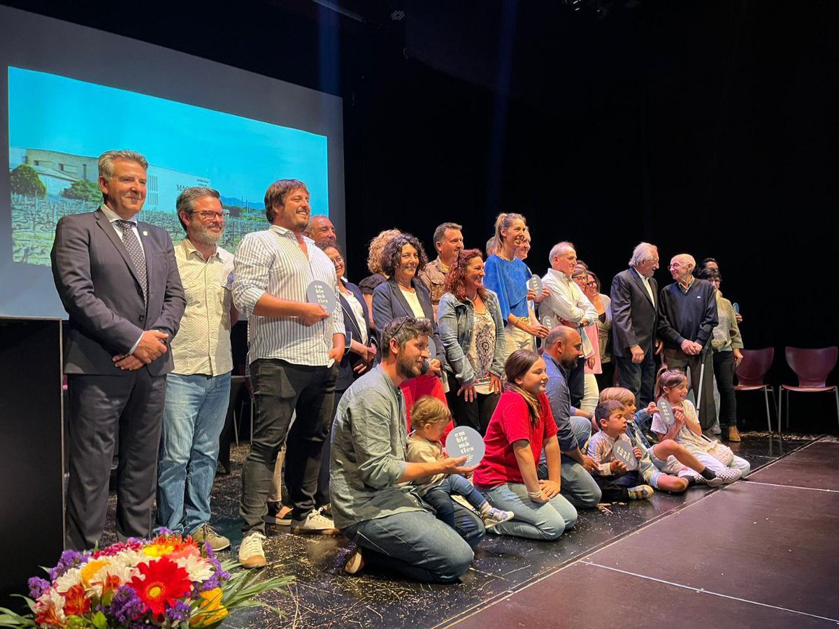 adr_balears's tweet photo. Un total de 15 comerços han rebut avui el distintiu #emblemàticsbalears. 

Ja som 295 establiments emblemàtics arreu de les Illes Balears.

Descobriu-nos a https://t.co/Nk1oCzFNxV https://t.co/QK4EokKiDL