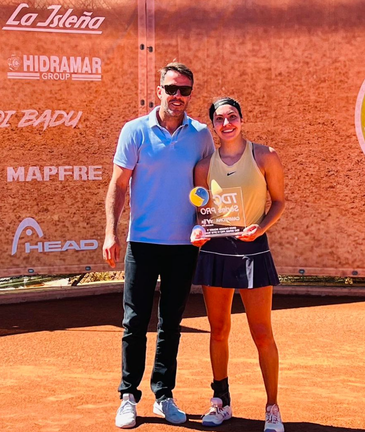 lu_tenis's tweet photo. ¡Al fin! @paulaarias00 consigue su primer título profesional de singles en el W15 de 🇪🇸 Telde al superar a la 2ª cabeza de serie, 🇦🇺 Mcphee, 7-5 6-4 (también se cargó a la 1ª). ¡¡Enhorabuena, Paula!! 💪🏻💪🏻💪🏻👏🏻👏🏻

📸 IG El Cortijo y Ad in TA https://t.co/H2ElTLffP8