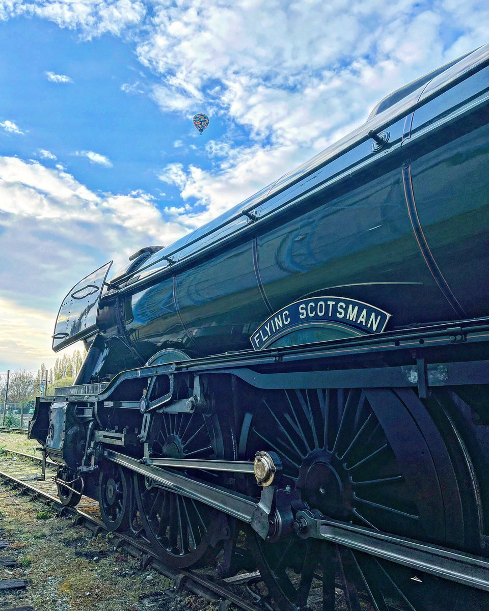 Hot air balloon over Flying Scotsman. Taken 26 April 2023.
#FlyingScotsman #FlyingScotsman100 #NationalRailwayMuseum