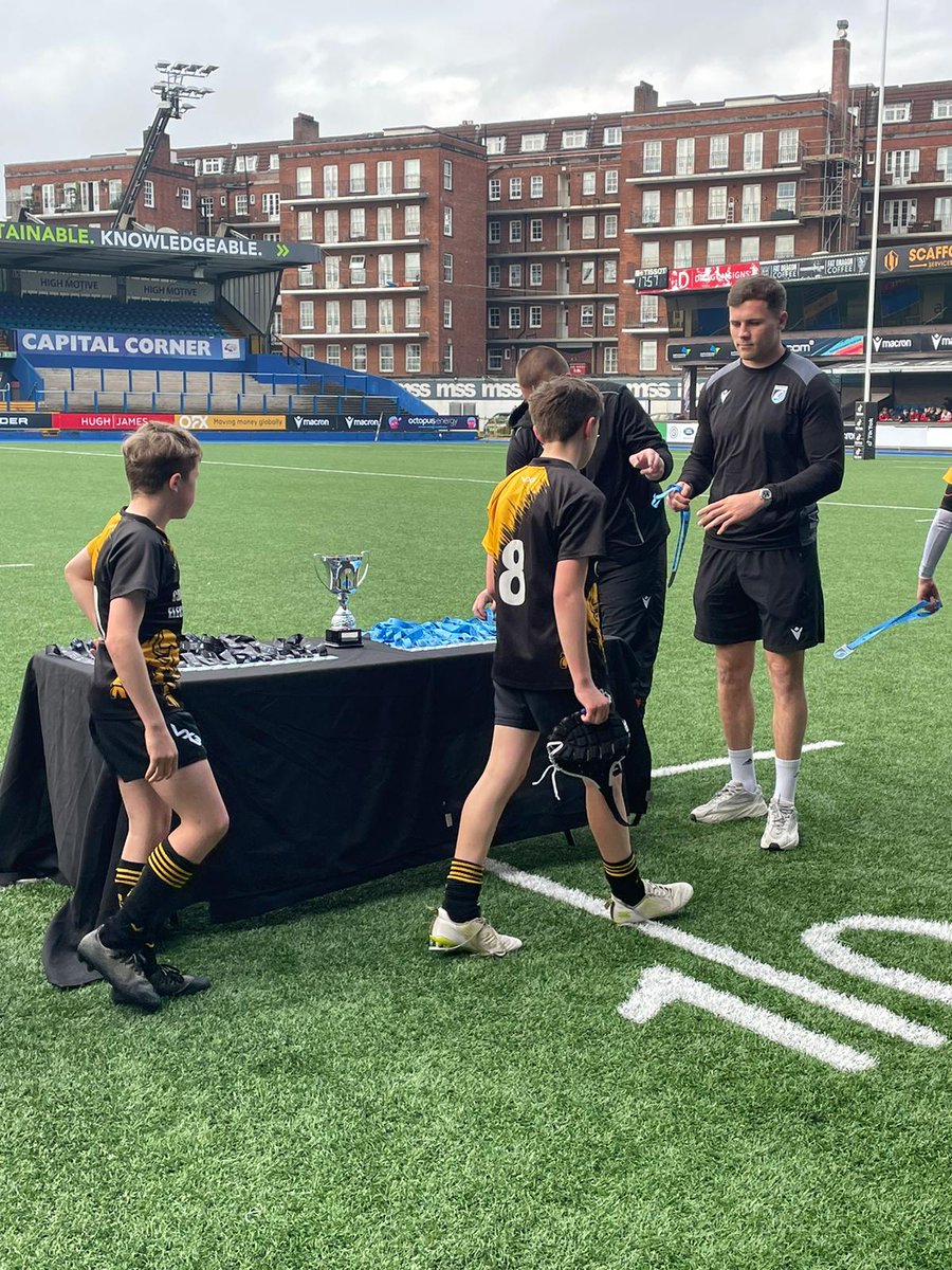🏆 Your U13 #Defender <a href="/CardiffRugbyCup/">Cardiff Rugby Cup</a> winners - <a href="/PontyclunRFC/">Pontyclun RFC</a>!

Llongyfarchiadau bois - here they are joined by <a href="/MasonGrady13/">Mason Grady</a> for the presentation.

Anlwcus <a href="/BUILTHR/">BUILTH WELLS RFC</a> - but the future looks bright for the very north of our region 💪