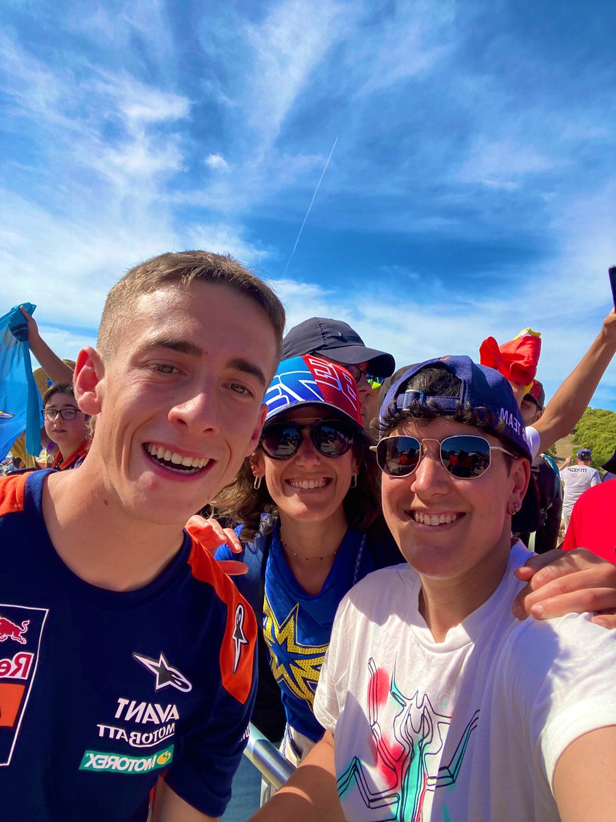MariloMaese's tweet photo. Campeones de Moto3 y el futuro de @KTM_Racing 

Un grande @37_pedroacosta que ha estado en todos los eventos con los fans en @circuitodejerez 

Y un regalo haberte conocido @AlbertArenas75 ❤️ https://t.co/j9KEeS3ggf