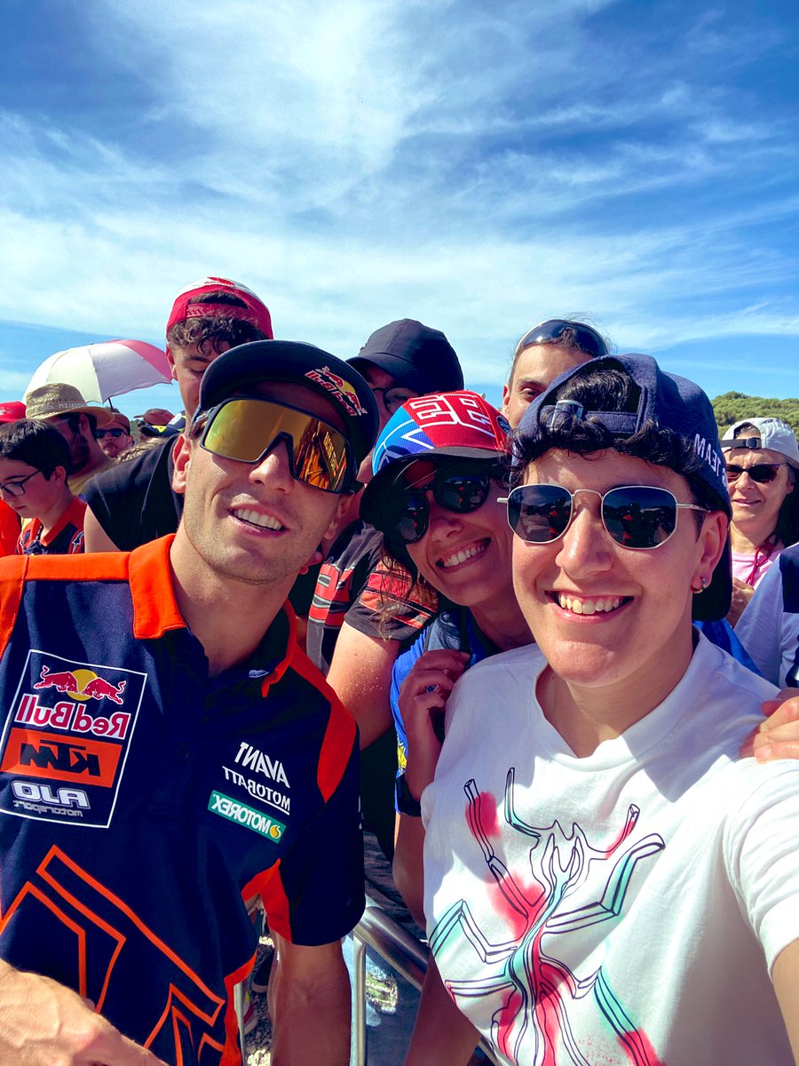 MariloMaese's tweet photo. Campeones de Moto3 y el futuro de @KTM_Racing 

Un grande @37_pedroacosta que ha estado en todos los eventos con los fans en @circuitodejerez 

Y un regalo haberte conocido @AlbertArenas75 ❤️ https://t.co/j9KEeS3ggf