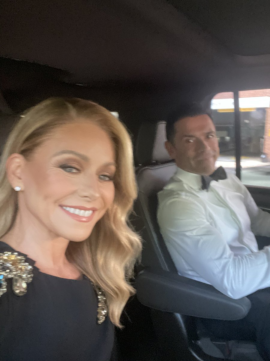KellyRipa's tweet photo. Still Nerds ✨
#WhiteHouseCorrespondentsDinner 2023 @MarkConsuelos 

📷: Matt Baron / BEI / Shutterstock https://t.co/jiKSs0BP8a