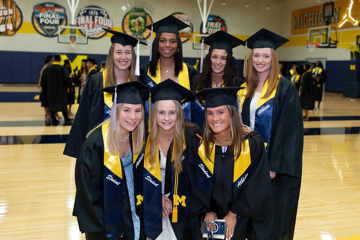 umichfldhockey's tweet photo. Officially official! Congrats to our newest UMFH alum 🎓💙#GoBlue https://t.co/5N3unSopw0