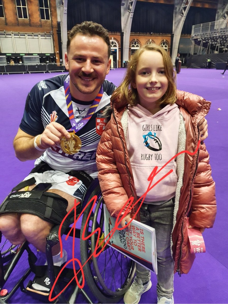 AmazingARY3's tweet photo. Loved this discovery yesterday that I can get my old photos signed on my phone. And managed to bump into two World cup winners in two days! Thank you @riggers92 and @SebyBechara https://t.co/yRxjTXaFBF