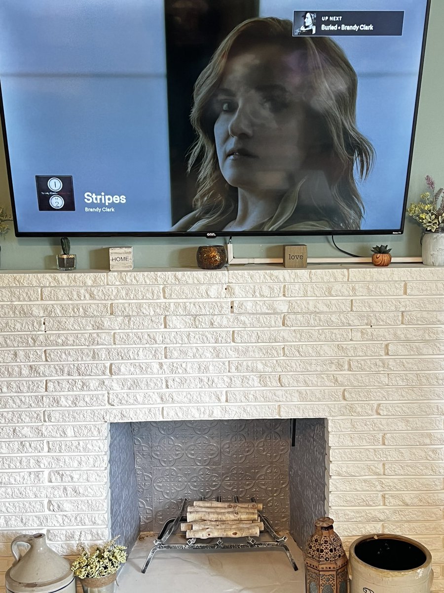 jnb40's tweet photo. Wine, cleaning house and @TheBrandyClark kind of day 😍 https://t.co/xwrDUfesSG